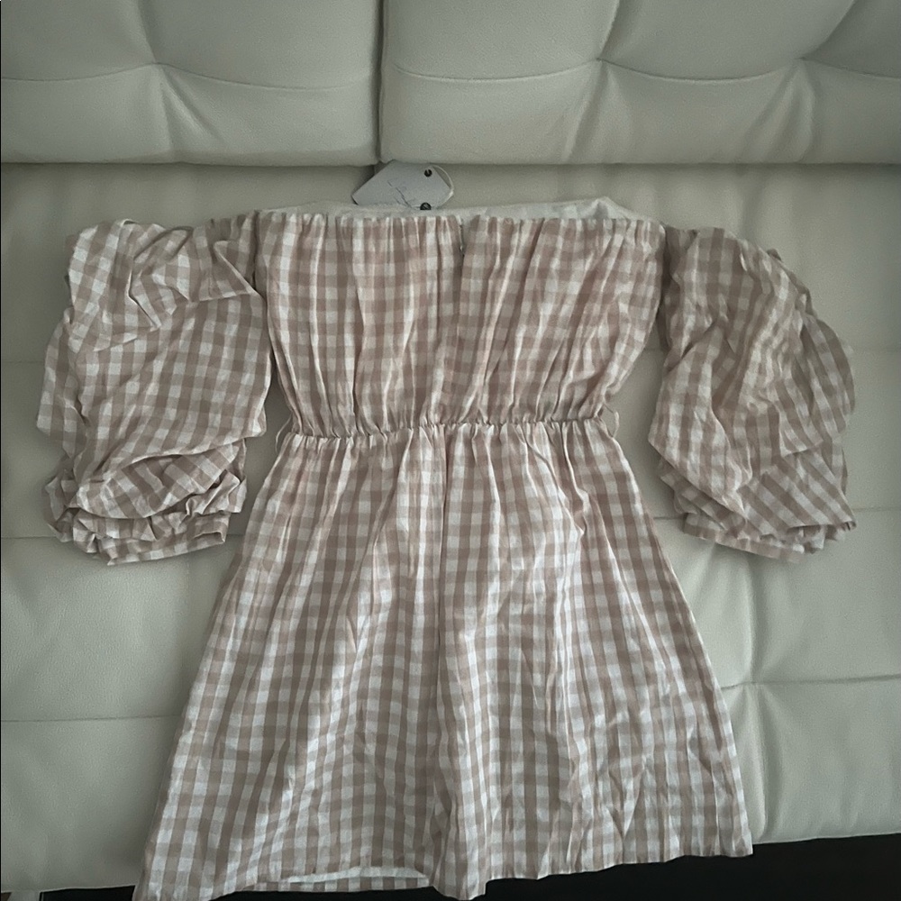 minidress, hugs at waist with stretch then loose fit, off-shoulder sleeves